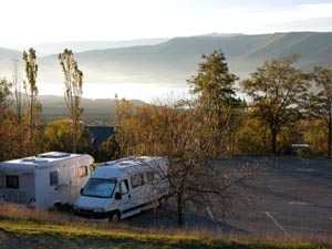 Nos camping-cars installs avec vue sur l'embalse de Yesa.