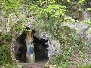 La grotte situe derrire la basilique Notre Dame de Peyragude.