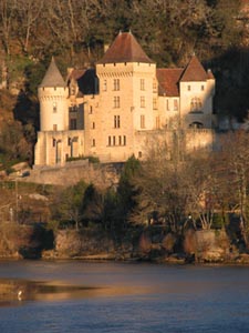 Le château de Vézac, vu de l'aire de La Roque Gageac.