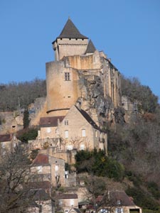 Le château de Castelnaud vu en arrivant  de la vallée du Céou.