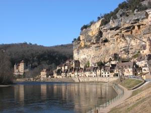 La Roque Gageac et le château de Vézac qui se mirent dans la Dordogne.