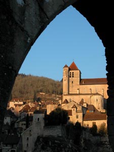 Saint Cirq-Lapopie au travers d'une porte médiévale.