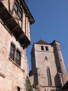 Maison médiévale du XIVè siècle et l'église.