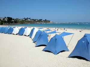 Tentes anachroniques sur la plage de Saint Cast.
