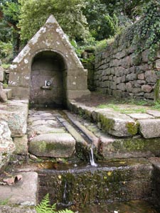 La fontaine de la chapelle du Traon.