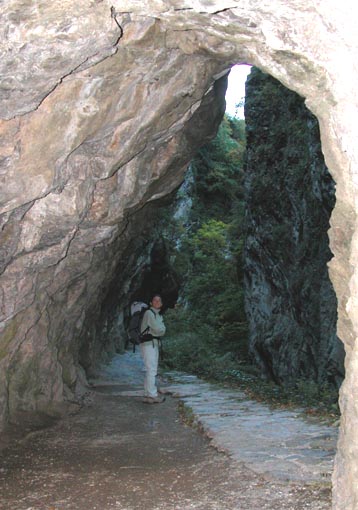 Départ par un petit tunnel taillé dans la roche.