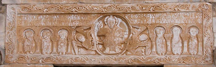Le Christ apparat dans une mandorle, entour de deux anges et de six aptres.