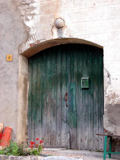 Porte surmontée d'iun boulet scellé dans le mur.