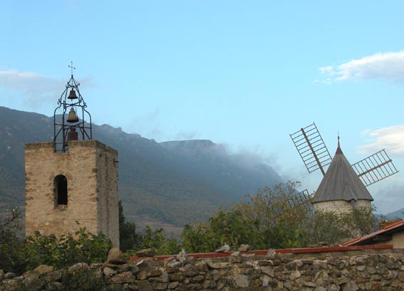 Le clocher de l'église et le moulin.