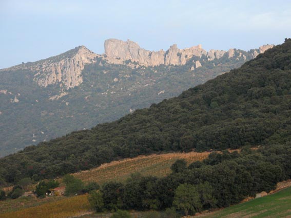 Le château de Peyrepertuse commence à apparaître au sommet des falaises.