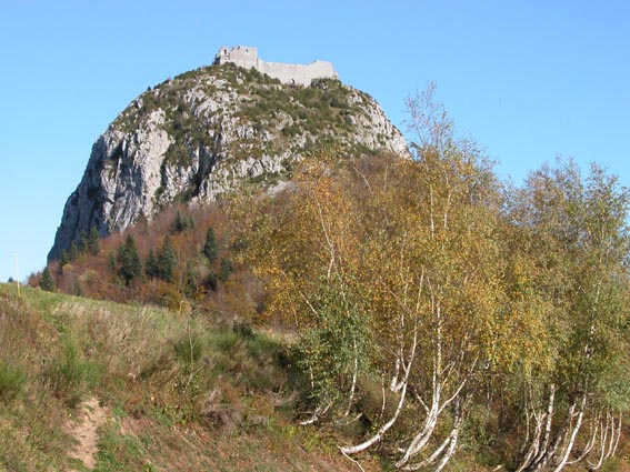 Le château de Montségur, vu du col.