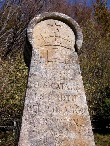 La stèle érigée par la Société d'Études Cathares à l'emplacement du bûcher...