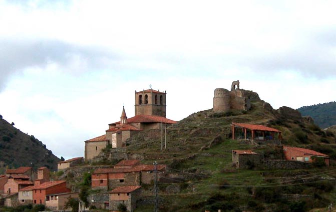 Les ruines du chteau dominent le village d'Enciso.