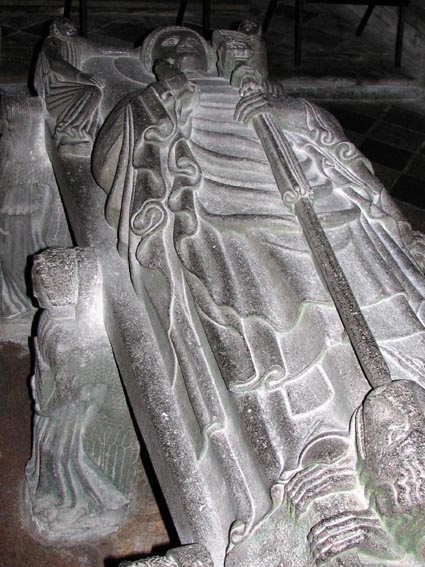 Le gisant de Saint Ronan.