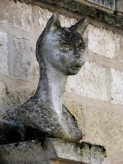 Les oreilles d'Angéline se transformèrent en oreilles de chat, comme on peut voir son buste sur la place E. Bouet.