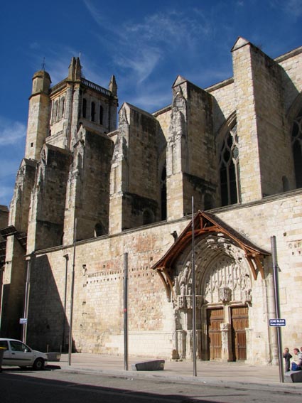 La cathédrale possède un très beau portail sud de style gothique flamboyant.