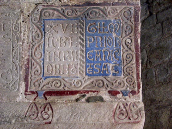 Epitaphe sur un chapiteau du cloître de la cathédrale de Roda de Isabena.