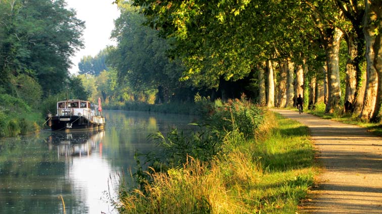Sur la voie verte qui longe le canal latéral à la Garonne en direction du Mas d'Agenais.