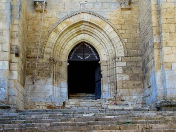 Le portail de l'abbatiale de Saint Amand de Coly