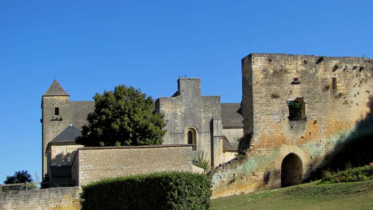 L'abbatiale de Saint Amand de Coly et les restes de fortification.