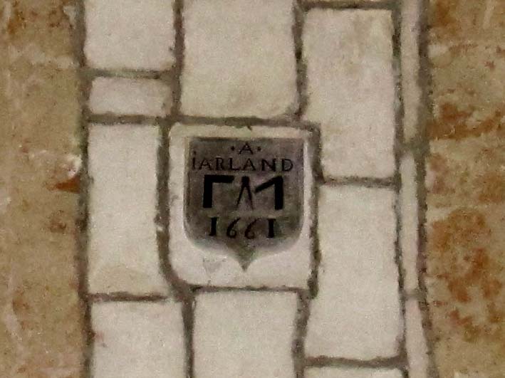 Collégiale Saint Pantaléon de Turenne: une pierre datée de 1661 qui porte la marque des Compagnons du Tour de France (équerre et compas)