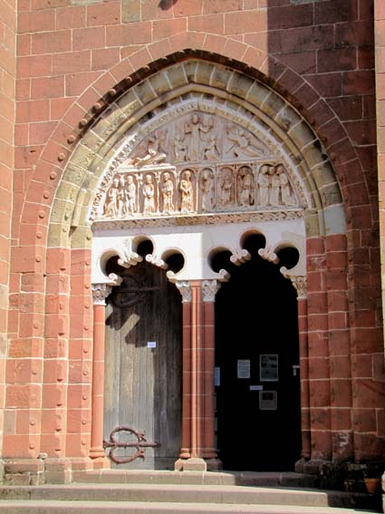 Le portail de l'église de Collonges la Rouge