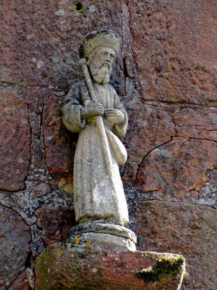Statue de Saint Jacques sur une façade de Collonges la Rouge