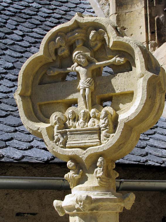 Christ devant l'église d'Estaing