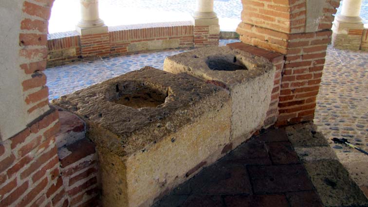 Mesures médiévales taillées dans la pierre sous la halle d'Auvillar