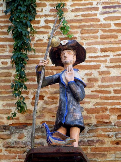 Statue de Saint Jacques placée sur une façade d'Auvillar.