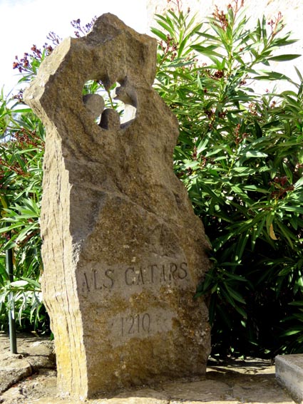 Minerve : stèle commémorant le martyre des Cathares