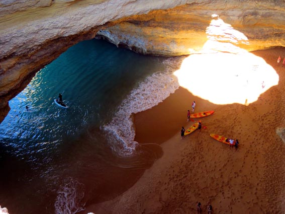 Une impressionnante excavation qui surplombe une grotte marine