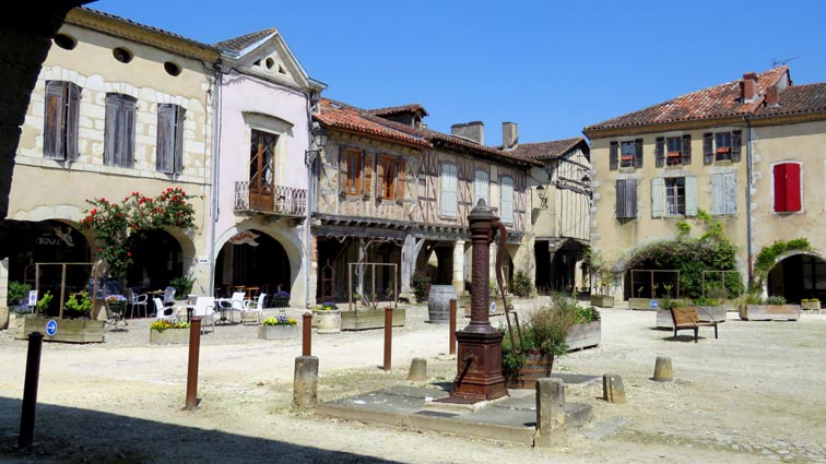 La place centrale de Labastide-d'Armagnac