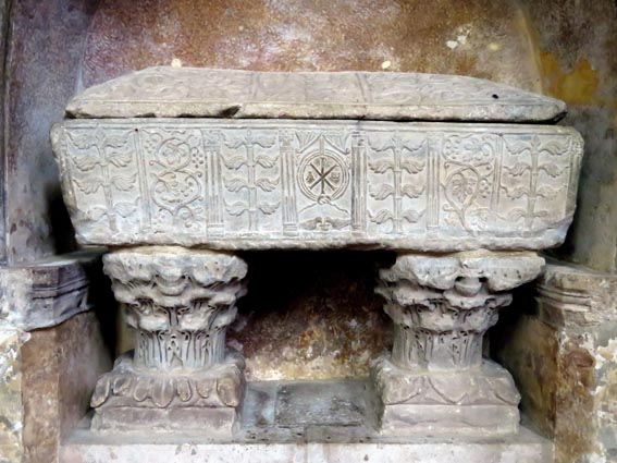 Sarcophage dans l'église de l'abbaye de Moissac