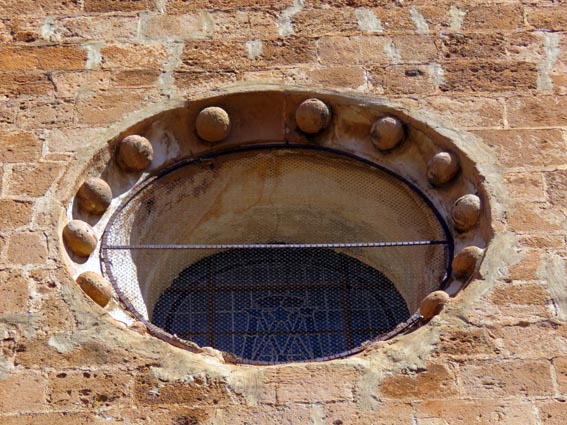 Baie circulaire de la façade Sud de l'église San Esteban d'Herce