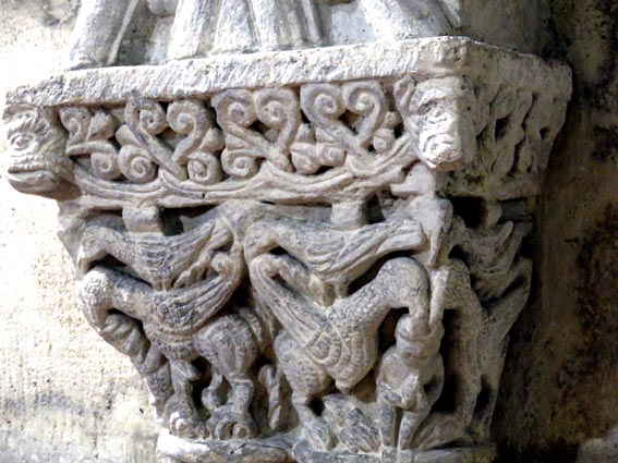 Chapiteau dans le choeur de l'église Saint-Saturnin de Moulis-en-Médoc
