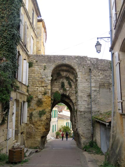 La porte du port à Bourg