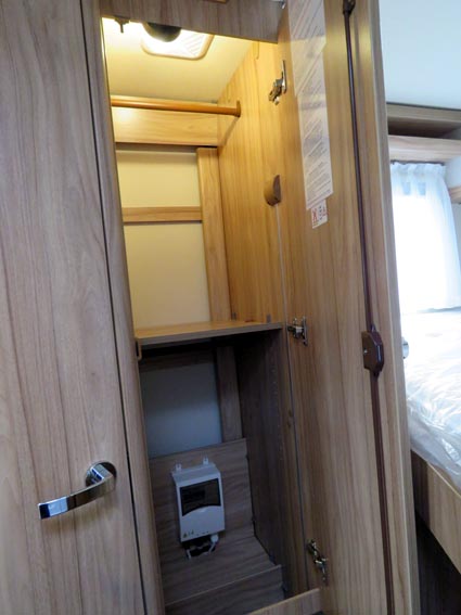 Hymer Exsis-i 594 : penderie