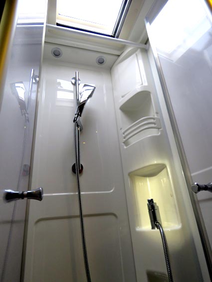 Hymer Exsis-i 594 : cabine de douche