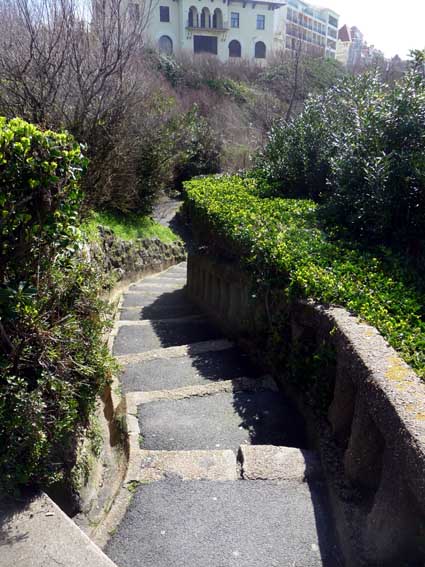 Descente sur la droite dans les allées des falaises du phare de Biarritz