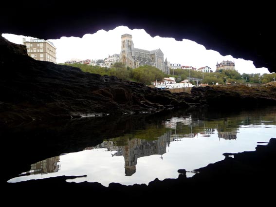 L'église Sainte Eugénie vue de la grotte sous le rocher du Basta