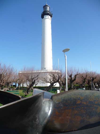 Le phare de Biarritz et l'hélice du Frans Hals au premier plan