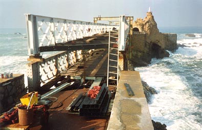 Remplacement de la passerelle du Rocher de la Vierge en 1990