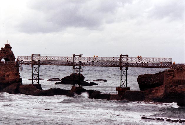 Remplacement de la passerelle du Rocher de la Vierge en 1990