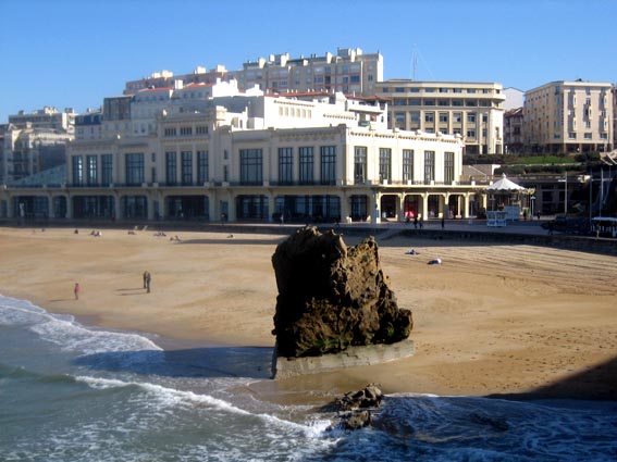 Le Casino Municipal de Biarritz, avec le Rocher des Enfants au premier plan.