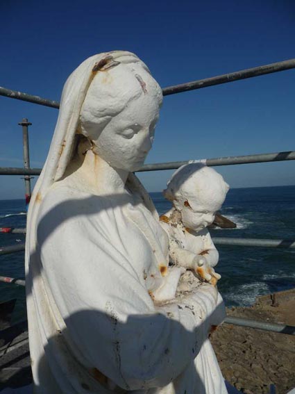 La Vierge du Rocher de la Vierge avant réparation en 2012