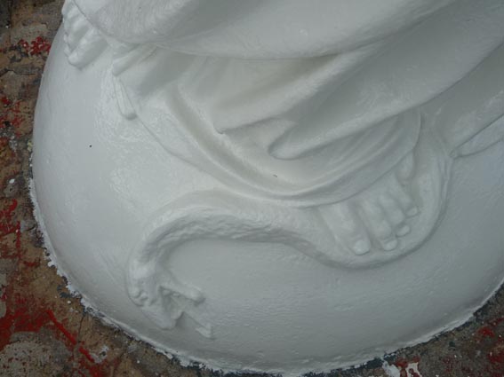 Le serpent au pied de la Vierge du Rocher de la Vierge aprèspeinture en 2012
