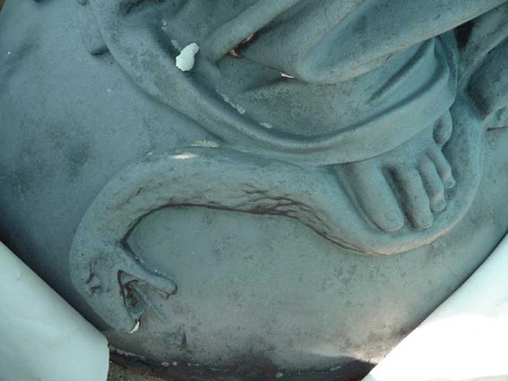 Le serpent au pied de la Vierge du Rocher de la Vierge après sablage en 2012