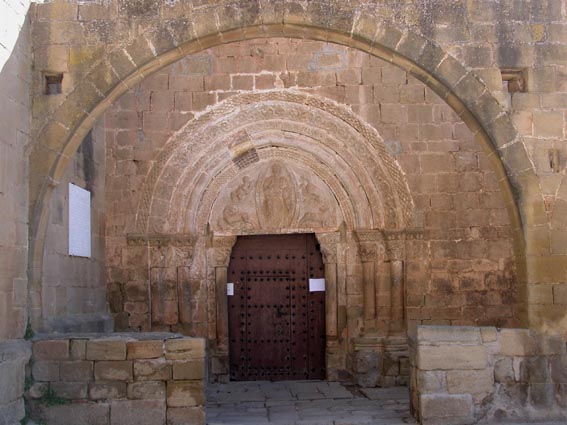 Le portail roman de l'église paroissiale del Salvador.