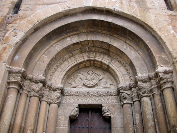 Le portail Ouest de l'église du Sauveur.